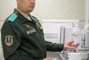 Константин Юхнович проводит обследование военных и населения с помощью передвижного флюорографического кабинета