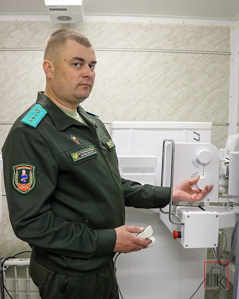 Константин Юхнович проводит обследование военных и населения с помощью передвижного флюорографического кабинета