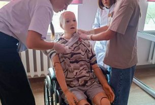 Сегодня для выпускников белорусских школ звенит последний звонок