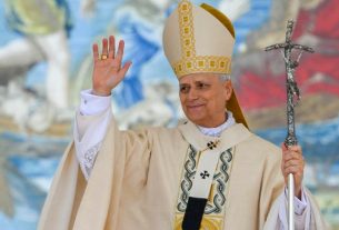 Сегодня для выпускников белорусских школ звенит последний звонок