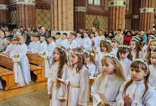 Сегодня для выпускников белорусских школ звенит последний звонок