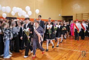 Фоторепортаж: В школах Поставщины прозвенел последний звонок