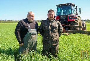 Сегодня для выпускников белорусских школ звенит последний звонок