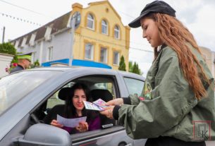 Фоторепортаж: Бойцы МООП и сотрудники ГАИ напомнили водителям о проведении акции "Внимание — дети!"