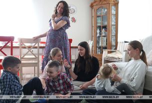 Какой размер единовременной матпомощи на школьников из многодетных семей, рассказали в Минтруда