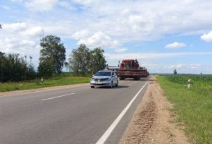 В период уборочной кампании сельхозтехнике на дорогах уделяется особое внимание