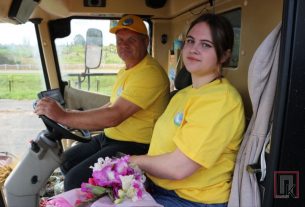 Первым тысячником среди комбайнеров Поставщины стал семейный экипаж Андрея Галинского и его дочери Дарьи