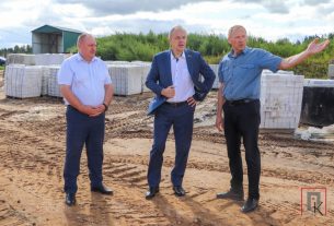 Игорь Сергеенко ознакомился с ходом строительства еще одного важного объекта в Поставском районе — новой МТФ