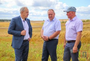 Игорь Сергеенко ознакомился ﻿с ходом уборочной кампании в ОАО «Камайский-агро»