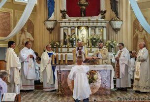 Работники 8-го околотка Воропаевской дистанции пути отвечают за безопасность движения поездов