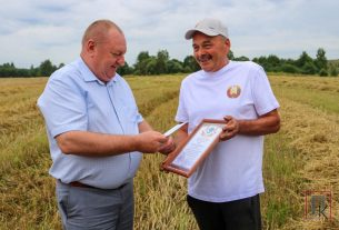 Водитель ОАО "Знамя Победы-агро" Юрий Квач первым в районе перевёз 1 000 тонн зерна