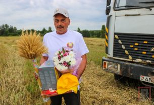 Водитель ОАО "Знамя Победы-агро" Юрий Квач первым в районе перевёз 1 000 тонн зерна