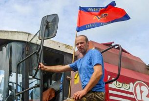 Водитель Поставского РОЧС Дмитрий Волк в эти дни трудится на комбайне в ОАО «Камайский-агро»