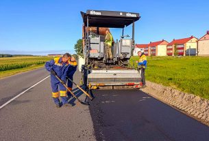 Подарок и доброе напутствие получила Яна Янченко от сенатора Сергея Мелешкина