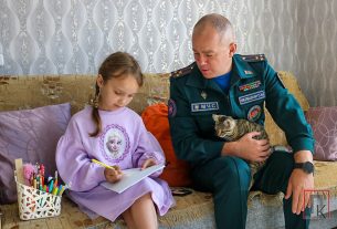 Подарок и доброе напутствие получила Яна Янченко от сенатора Сергея Мелешкина