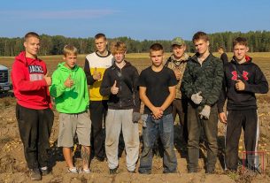 Более ста учащихся Поставского государственного колледжа помогают ОАО "Новосёлки-Лучай" на уборке картофеля