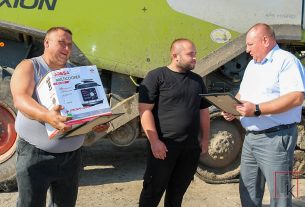 Более ста учащихся Поставского государственного колледжа помогают ОАО "Новосёлки-Лучай" на уборке картофеля