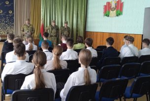 Пограничники провели профориентацию для учащихся поставской школы № 1