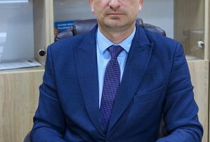 Подарок и доброе напутствие получила Яна Янченко от сенатора Сергея Мелешкина