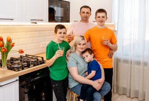 Более ста учащихся Поставского государственного колледжа помогают ОАО "Новосёлки-Лучай" на уборке картофеля