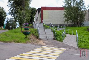 Подарок и доброе напутствие получила Яна Янченко от сенатора Сергея Мелешкина