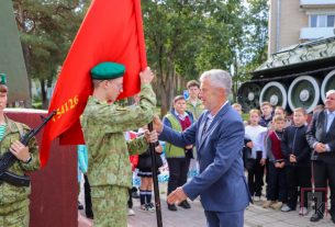 Фоторепортаж: В музей СШ №4 им. В. Ф. Фронтова передана копия Боевого Знамени 1505-й ремонтно-технической базы