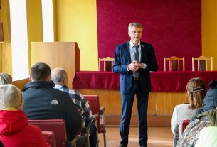 Председатель районного Совета депутатов Юрий Киселёв встретился с работниками Поставского льнозавода