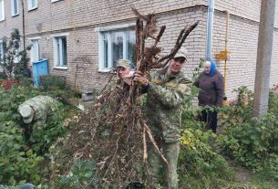 С заботой о старших: сморгонские пограничники участвуют в благотворительной акции