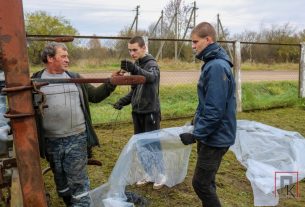 Учащиеся Поставского государственного колледжа помогают ОАО «Ярево-агро» поставить технику на хранение