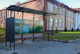 Работники УП ЖКХ превращают привычные остановки в настоящие арт-объекты