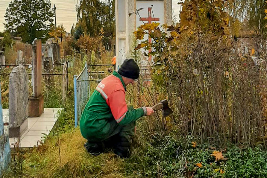 Неравнодушные поставчане навели порядок на кладбище по ул. Тихой в Поставах