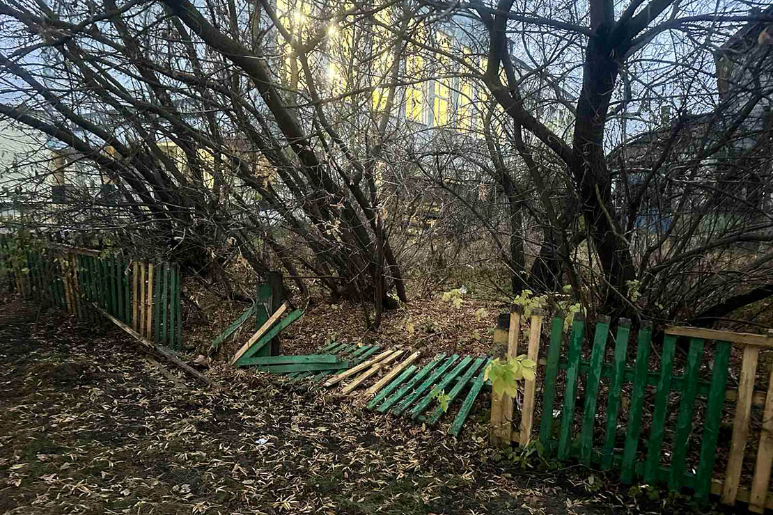 Сломанный забор возле д. №94 по ул. 17 Сентября забыт и оставлен без внимания