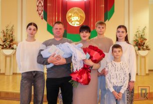 Анастасия и Артурас Чапскас получили первый документ для своего новорожденного сына