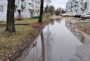 После обильного дождя вода перекрыла подходы к нескольким подъездам д. №18 по ул. Космонавтов