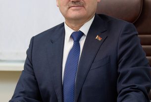 Анастасия и Артурас Чапскас получили первый документ для своего новорожденного сына