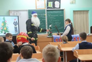 "Безопасный Новый Год": Дед Мороз-Спасатель проводит уроки безопасности в поставских школах