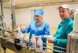 В фирменных магазинах Поставского молочного завода появилось молоко «Поставы-городок» в ПЭТ-бутылках