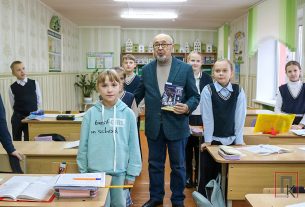 Па-беларуску шчыра і цёпла прайшла ў Навасёлкаўскай сярэдняй школе імя А. А. Валодзькі сустрэча са знакамітымі ў краіне людзьмі
