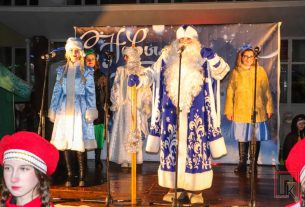 В Поставах зажгли огни на главной городской ёлке (фото- и видеорепортаж)