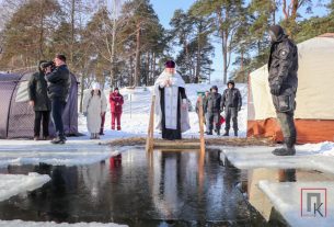 «Для духа и для здоровья»:  в городском парке поставчане окунаются в проруби на Крещение