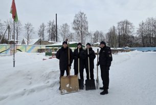 Сотрудники Поставского РОСК помогли очистить от снега игровую площадку возле детсада №2 г.Поставы