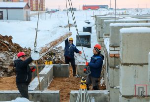 Зима не помеха. бригада Вадима Дулинца строит дом для Постав в любую погоду