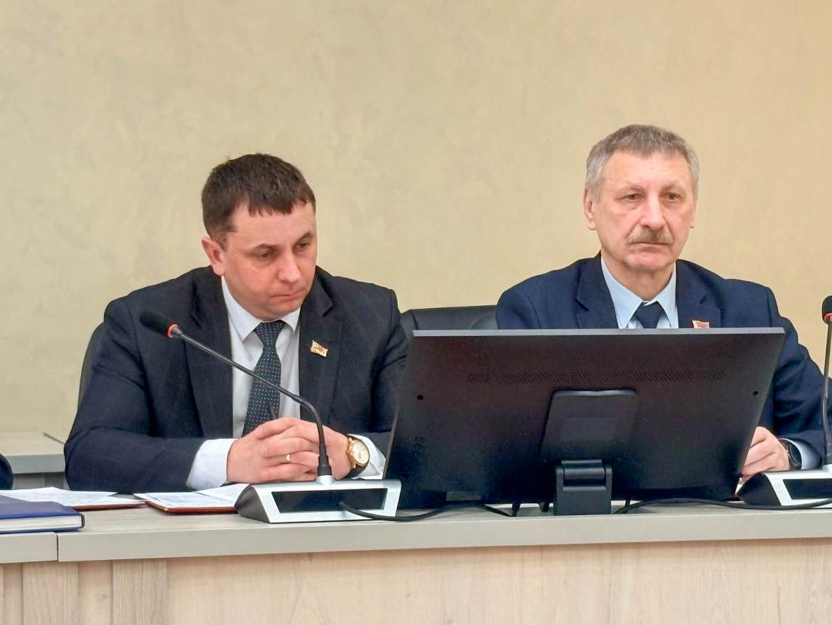 Сегодня Игорь Сергеенко принимает участие в открытом заседании Поставского райисполкома