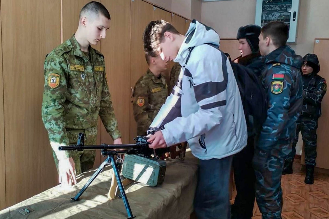 Пограничники встретились со школьниками: увлекательная экскурсия на комендатуре «Поставы»