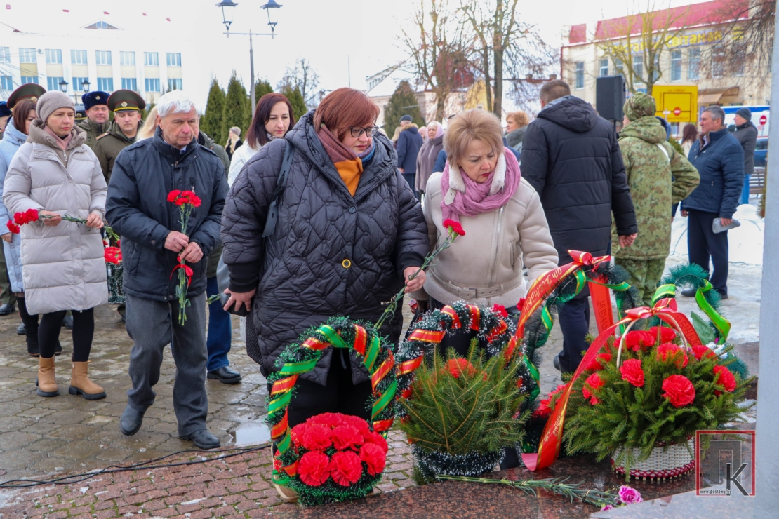 В День защитника Отечества на центральной площади в Поставах прошел торжественный митинг