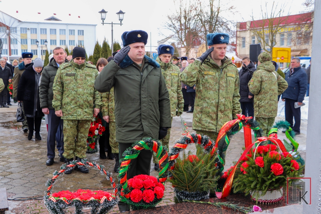 В День защитника Отечества на центральной площади в Поставах прошел торжественный митинг