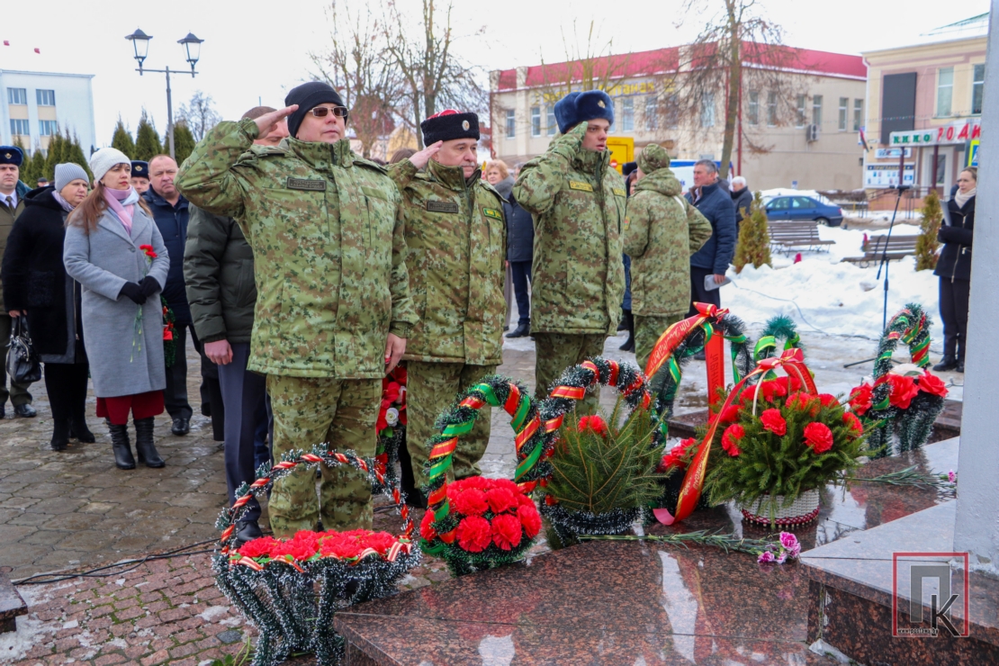 В День защитника Отечества на центральной площади в Поставах прошел торжественный митинг