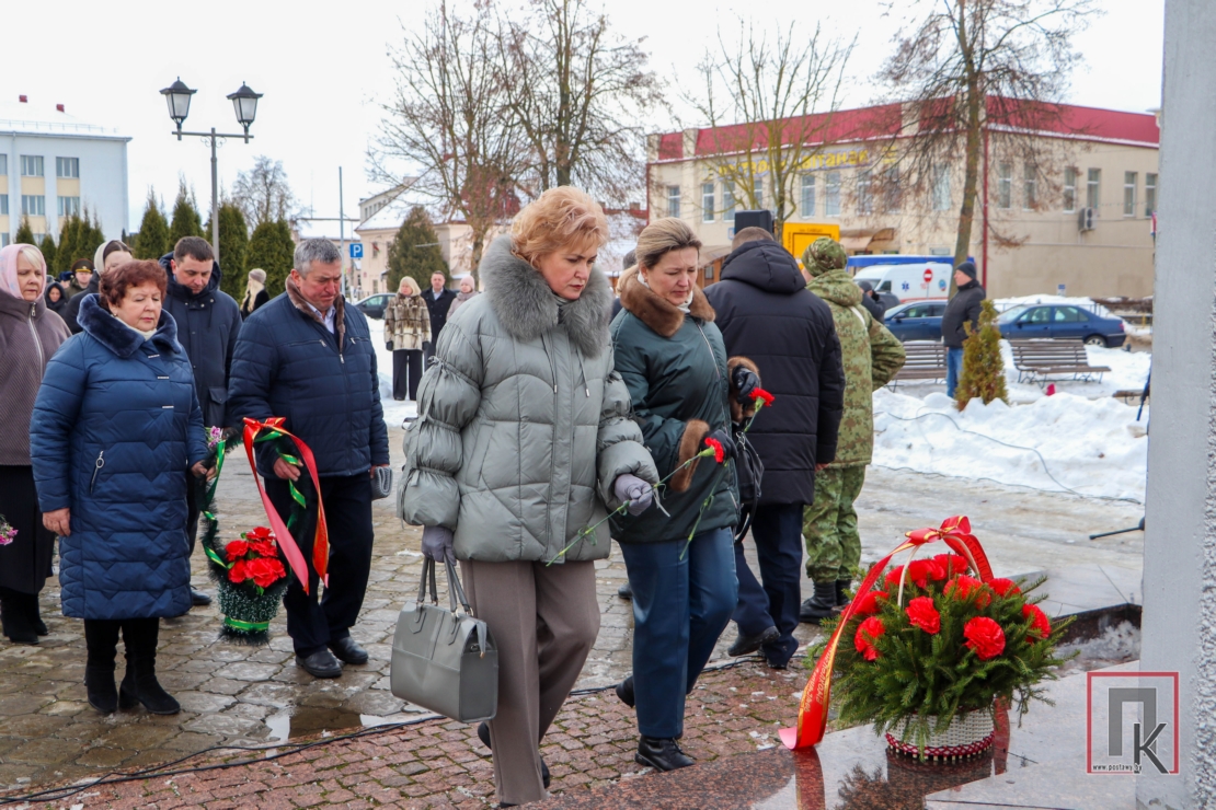 В День защитника Отечества на центральной площади в Поставах прошел торжественный митинг