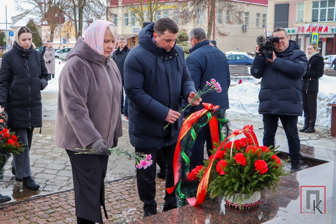 В День защитника Отечества на центральной площади в Поставах прошел торжественный митинг