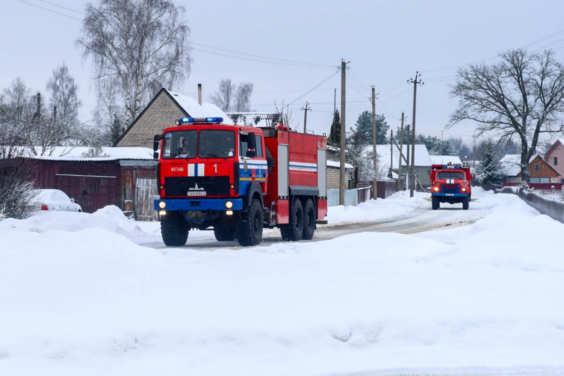 Работники Поставского РОЧС провели тактико-специальные учения в общежитии по ул. Гайдара в Поставах